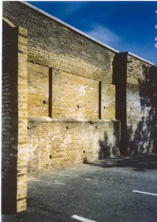 Retaining wall, Chatham, Kent 2.jpg