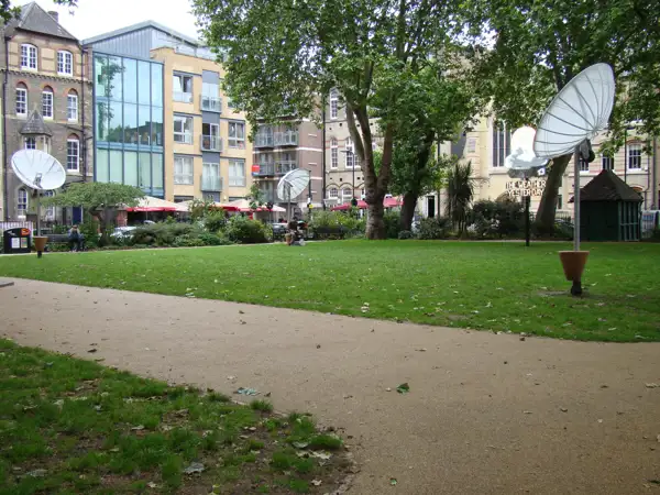 Light installation, Hoxton Square 8.jpg
